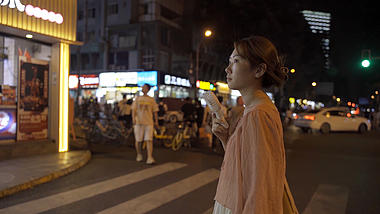 4K升格慢动作夜晚城市街道女孩穿越人流过马路视频的预览图