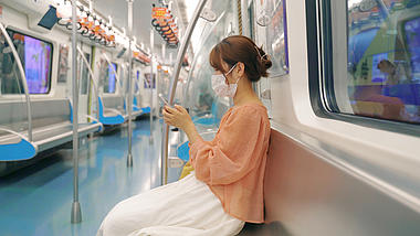 4K实拍夜晚女孩孤独乘坐晚班车地铁视频的预览图