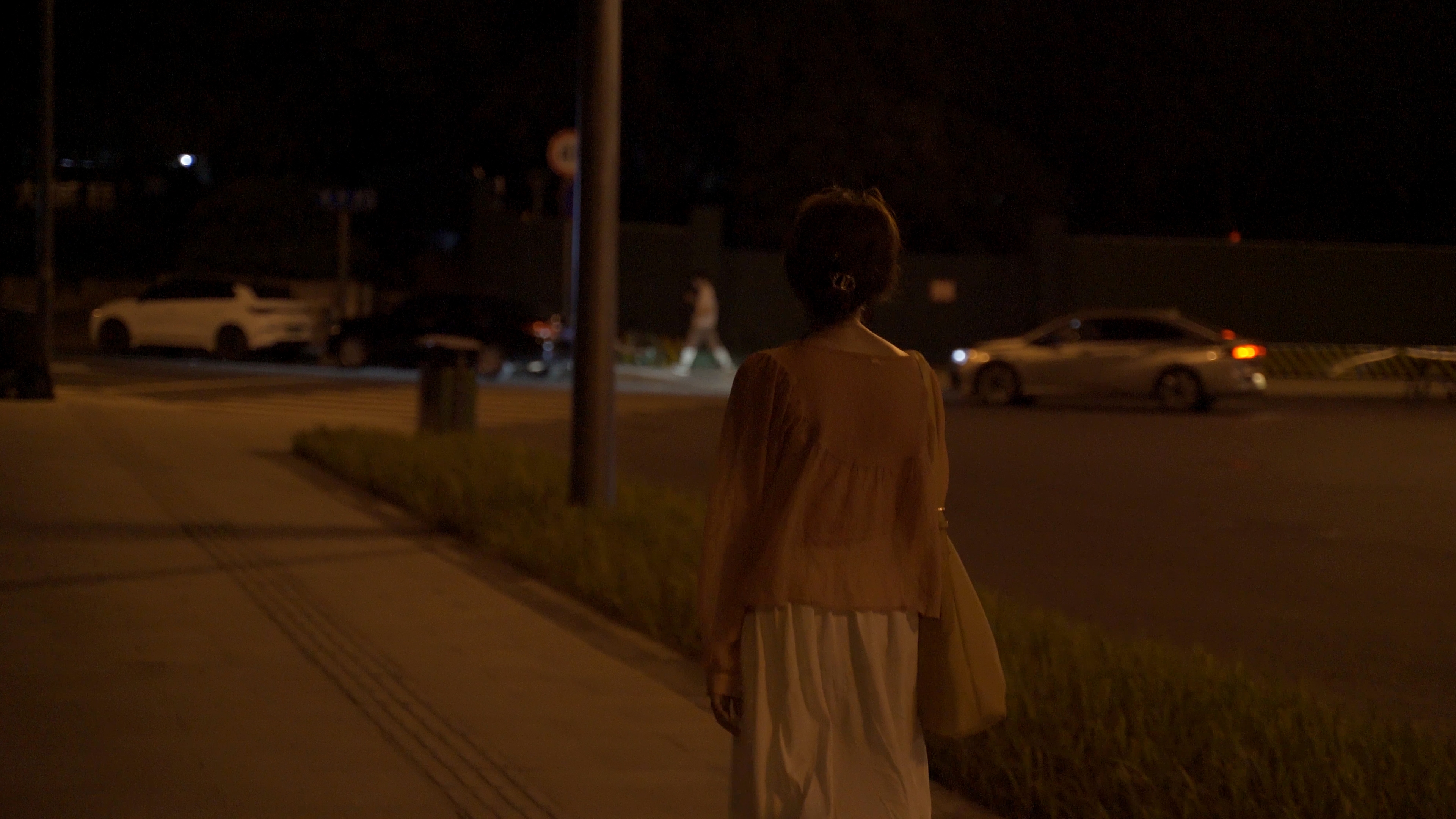4K升格慢动作夜晚女孩孤独街道行走视频的预览图
