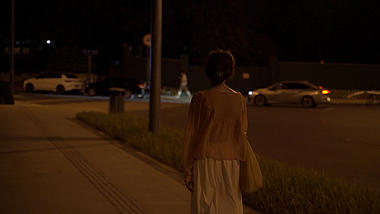 4K升格慢动作夜晚女孩孤独街道行走视频的预览图