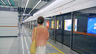4K升格地女孩孤独地走在铁站里乘坐地铁视频的预览图
