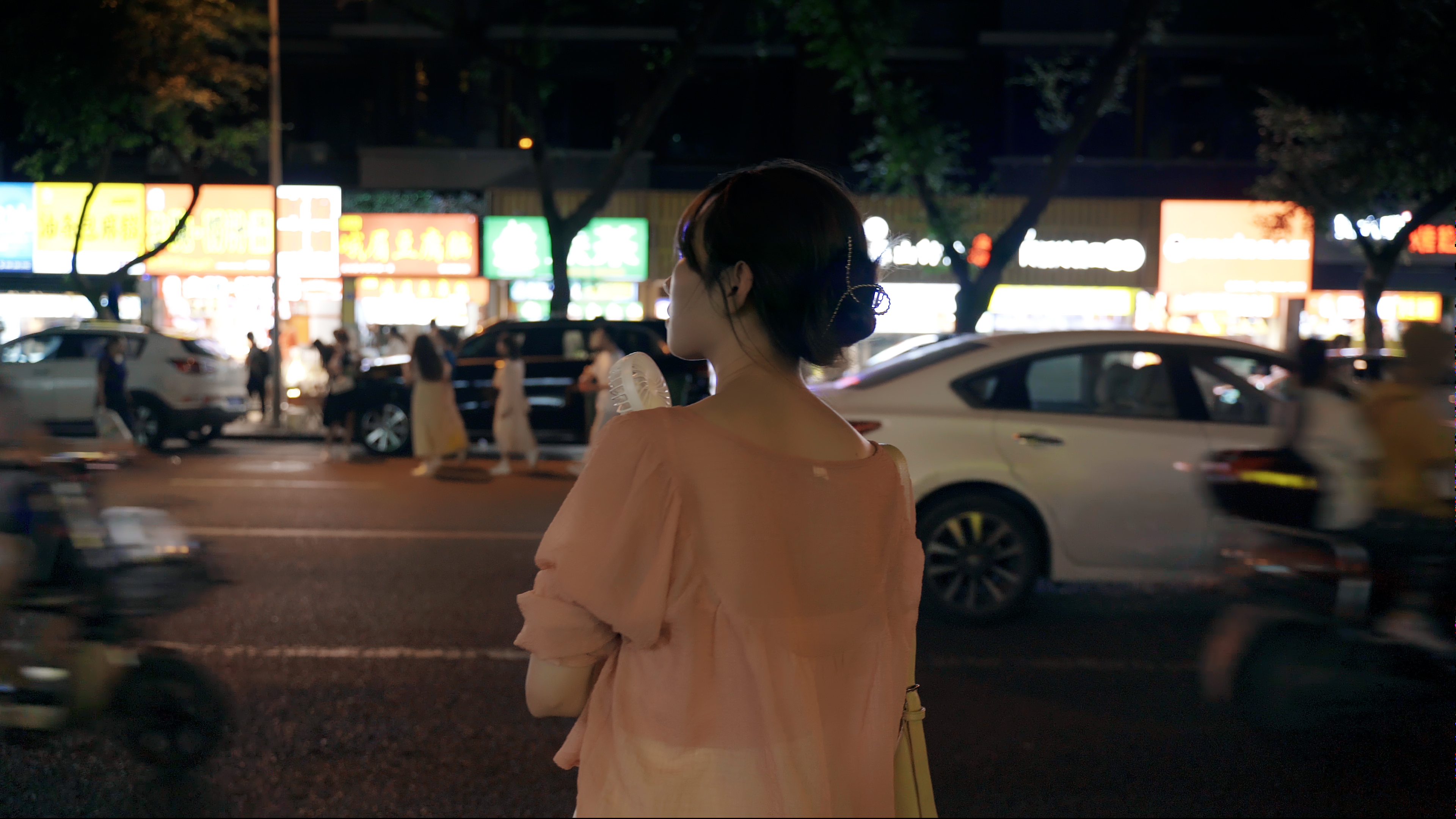4K升格实拍夏天夜晚女孩街道打车等待背影视频的预览图