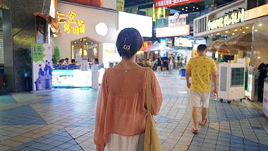 4K升格慢动作女孩夜晚游逛商场小吃街视频的预览图