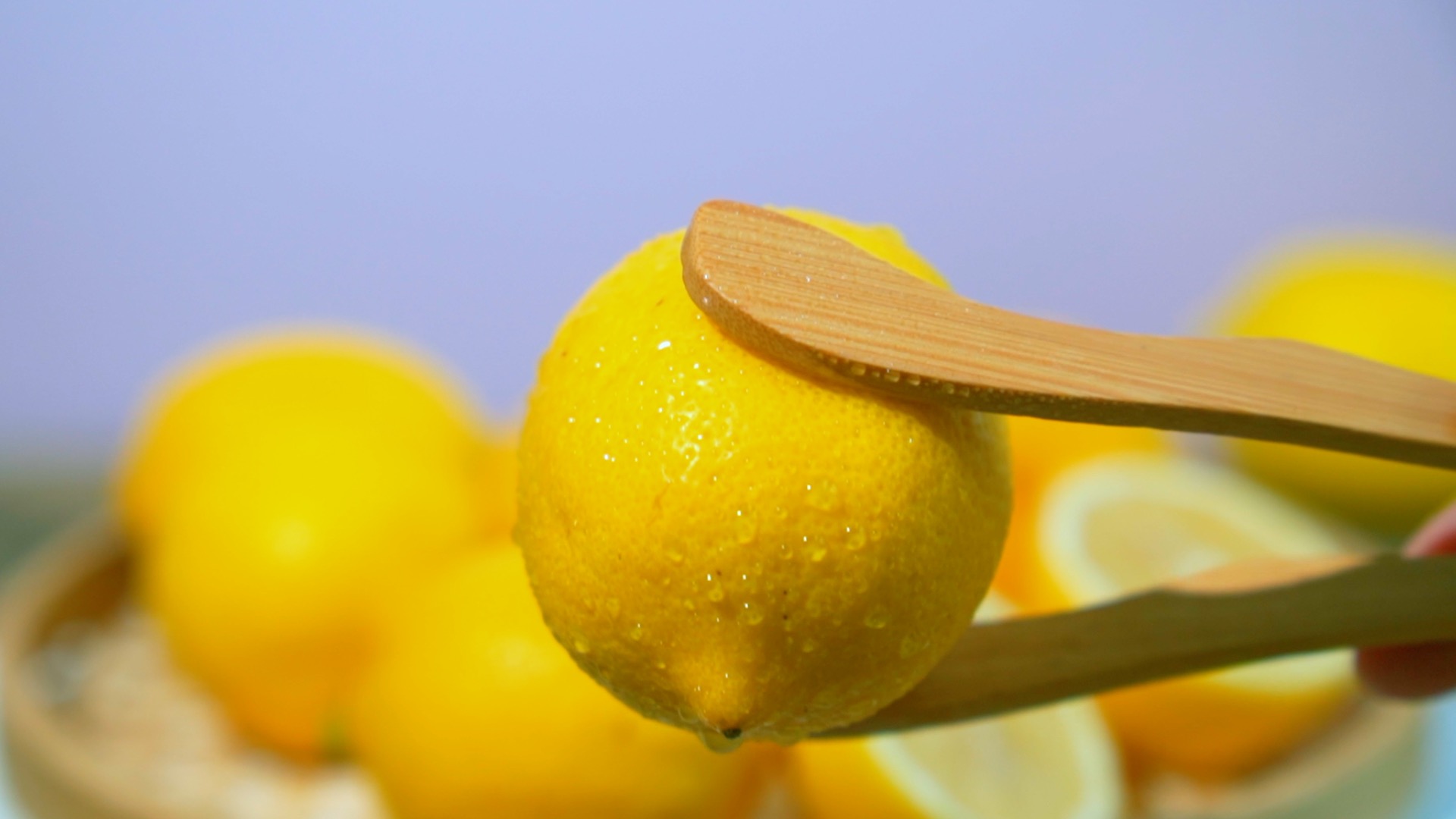 水果实拍夹住新鲜柠檬视频1080视频的预览图