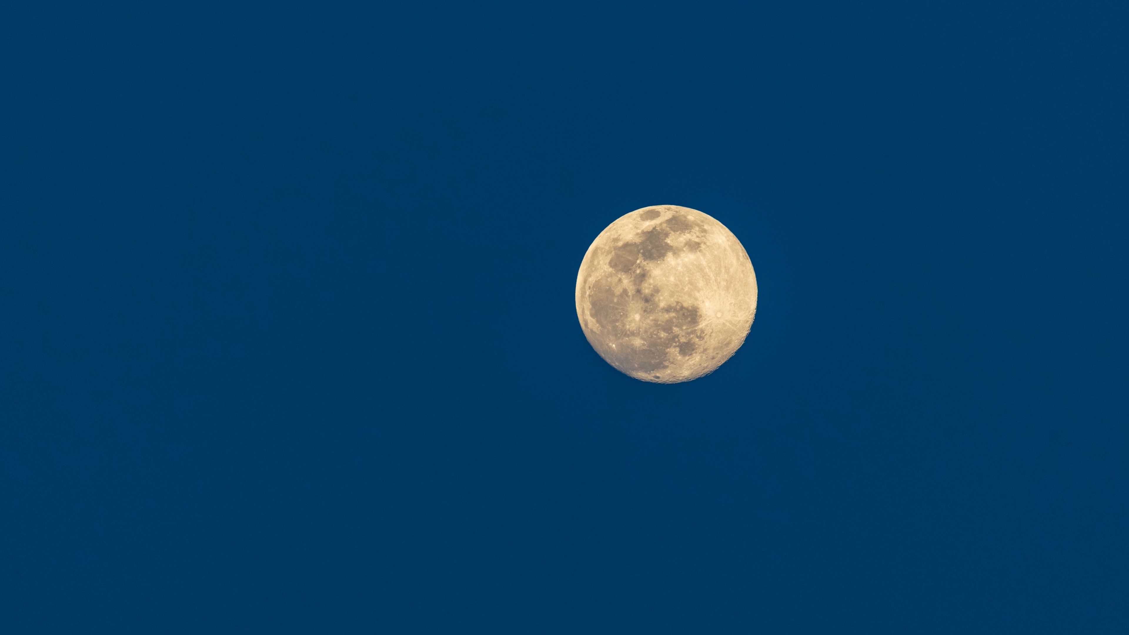 4k满月月亮升起升空延时视频的预览图