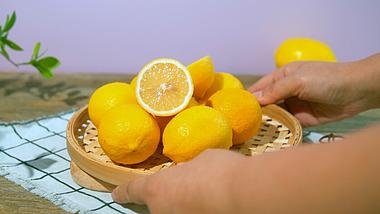1080端上一盘新鲜水果黄柠檬实拍视频视频的预览图