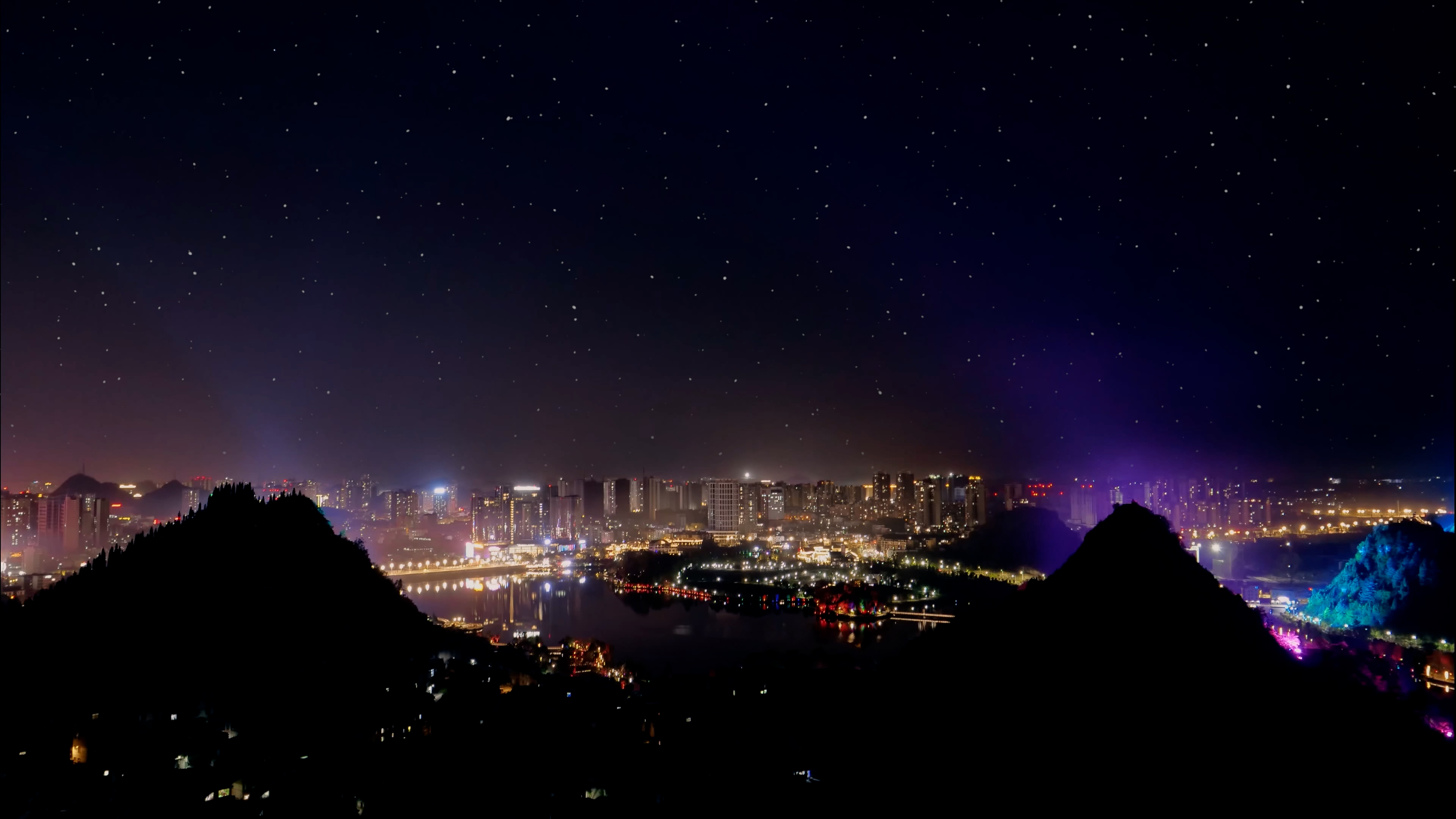 4K拍摄城市夜景星空流星滑过延时视频的预览图