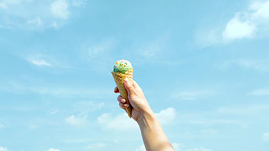 4K夏天实拍蓝天下女孩举起手中的冰激淋视频的预览图