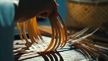 手工艺术传统手艺编织竹篮实拍4k视频的预览图