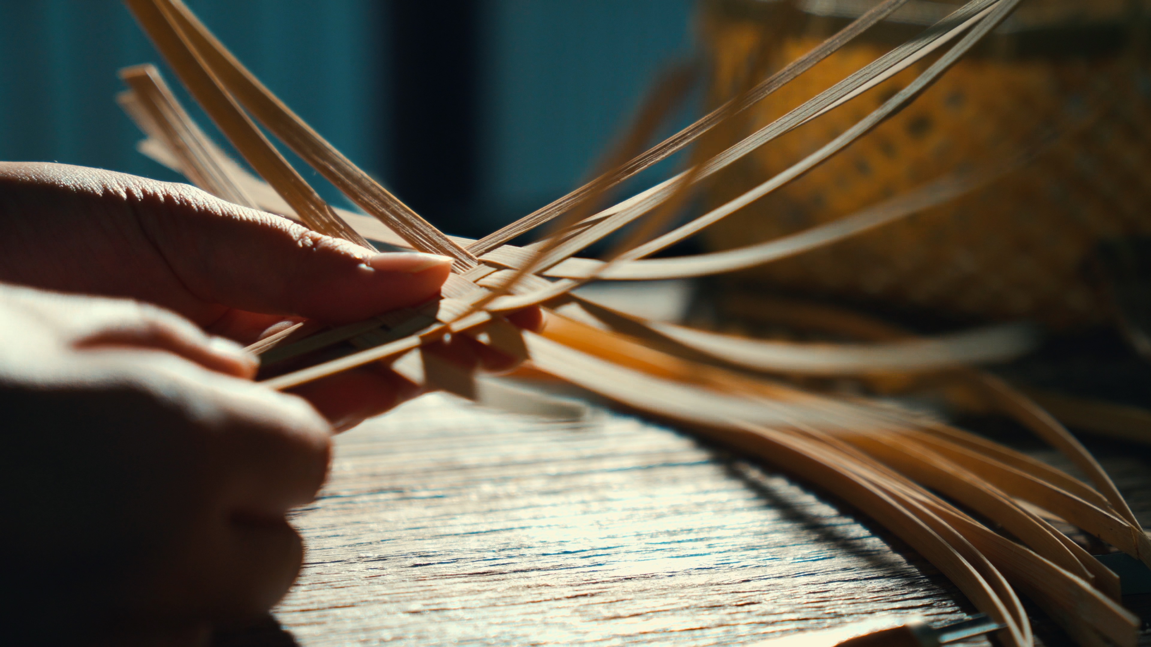 传统工艺工匠竹编工艺特写视频4k视频的预览图