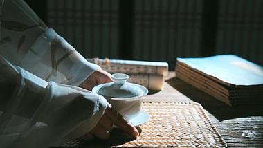 古风意境古人端茶饮茶盖碗茶实拍视频1080视频的预览图