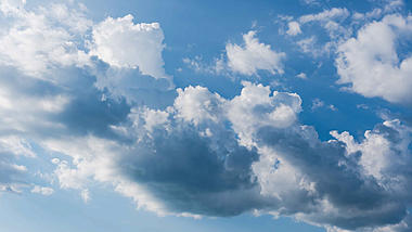 4K实拍夏天酷暑蓝天白云云彩卷动延时视频视频的预览图