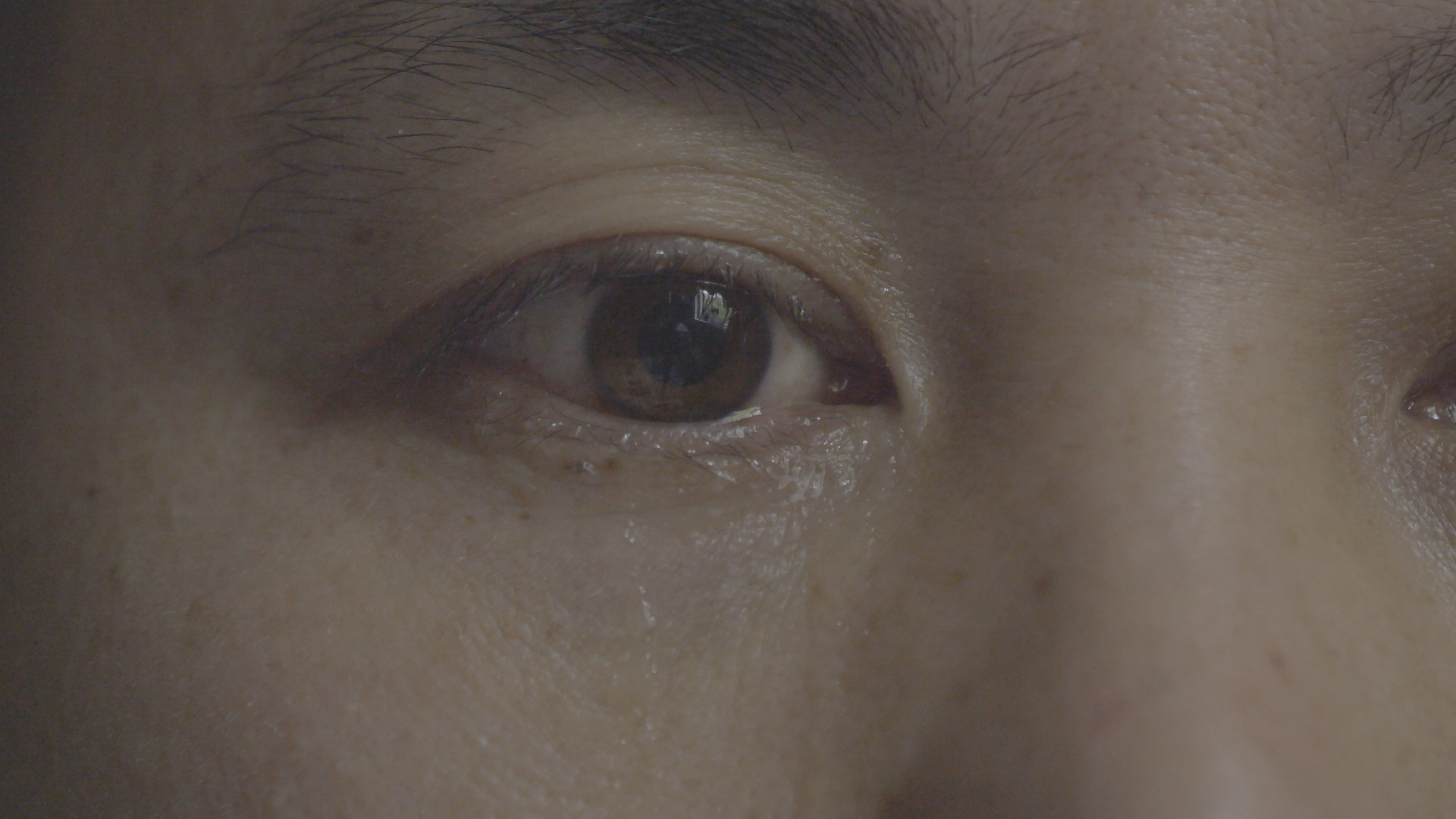 4K拍摄男人哭泣眼睛湿润流泪特写升格视频的预览图
