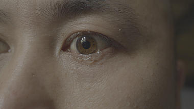 4K拍摄男人哭泣左眼流泪眼泪滑落特写升格视频的预览图