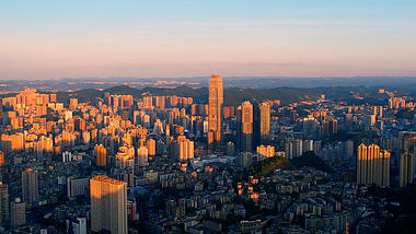 4K大气航拍贵阳城市日落夕阳照射全城视频的预览图