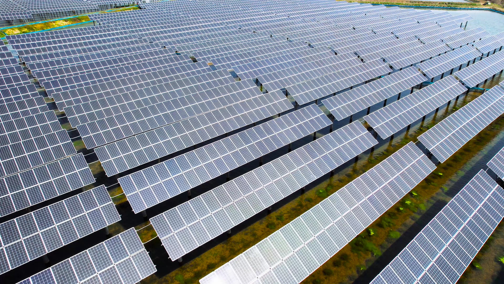 4K航拍光伏基地太阳能电板环保新能源视频的预览图