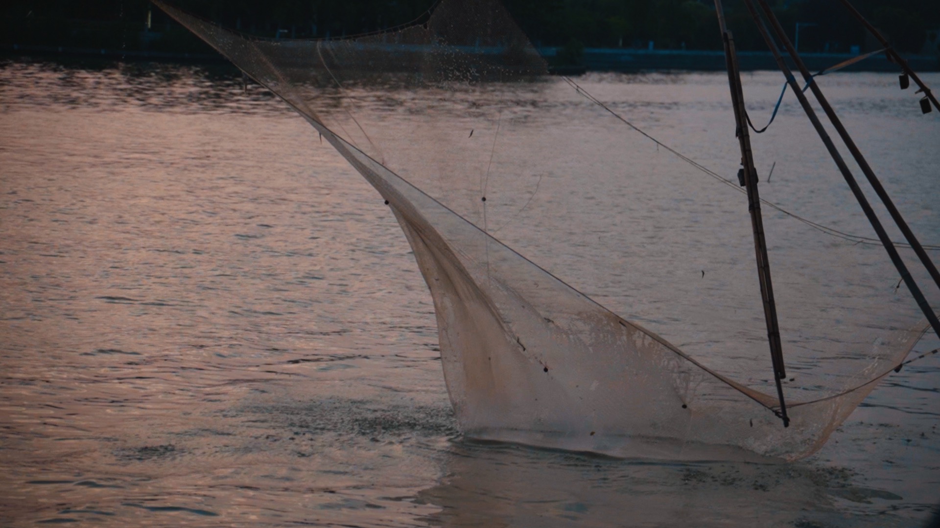 夕阳下的水面和风中的渔网意境实拍视频1080视频的预览图