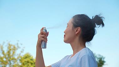 女生夏天喷防晒喷雾实拍视频1080视频的预览图