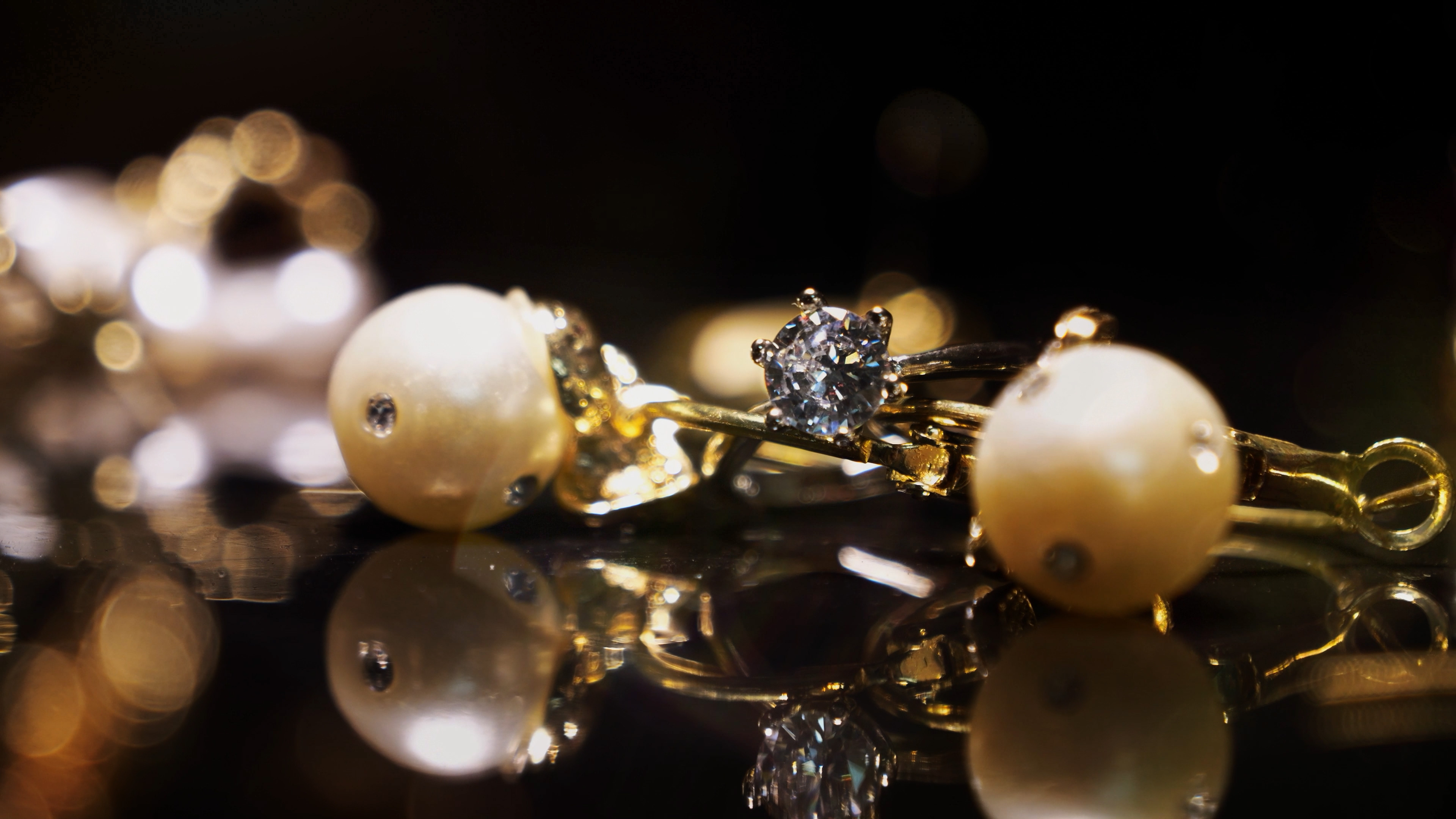 4K摆拍珠宝首饰钻石戒指珍珠耳坠视频的预览图