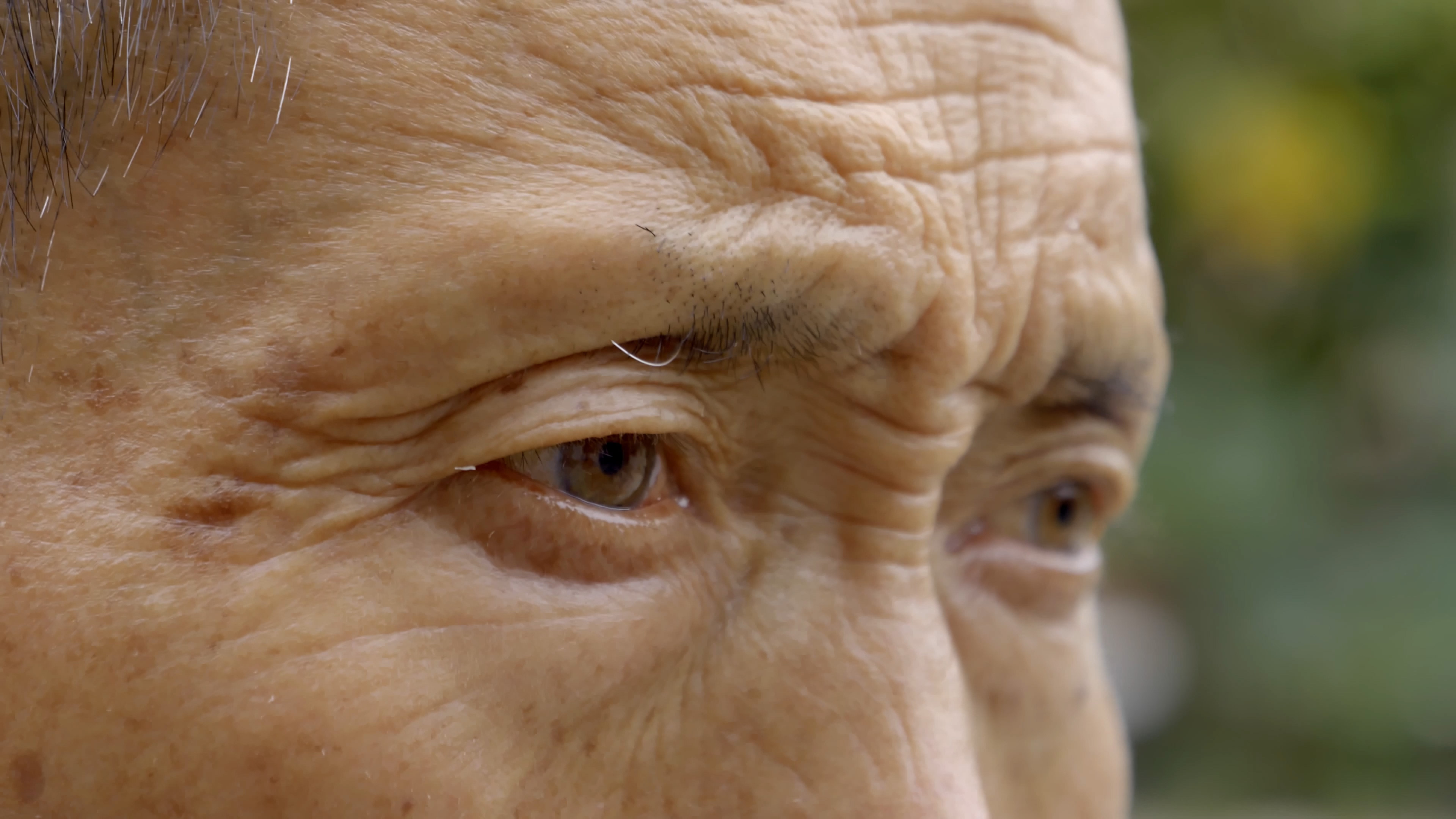 4K拍摄老人眼部满脸皱纹眨眼升格视频的预览图