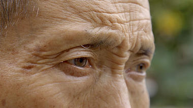 4K拍摄老人眼部满脸皱纹眨眼升格视频的预览图