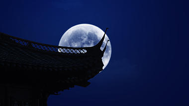 中秋节中式建筑屋檐月亮圆月升起节日背景视频的预览图