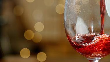 红酒葡萄酒倒入酒杯特写升格视频1080广告素材视频的预览图