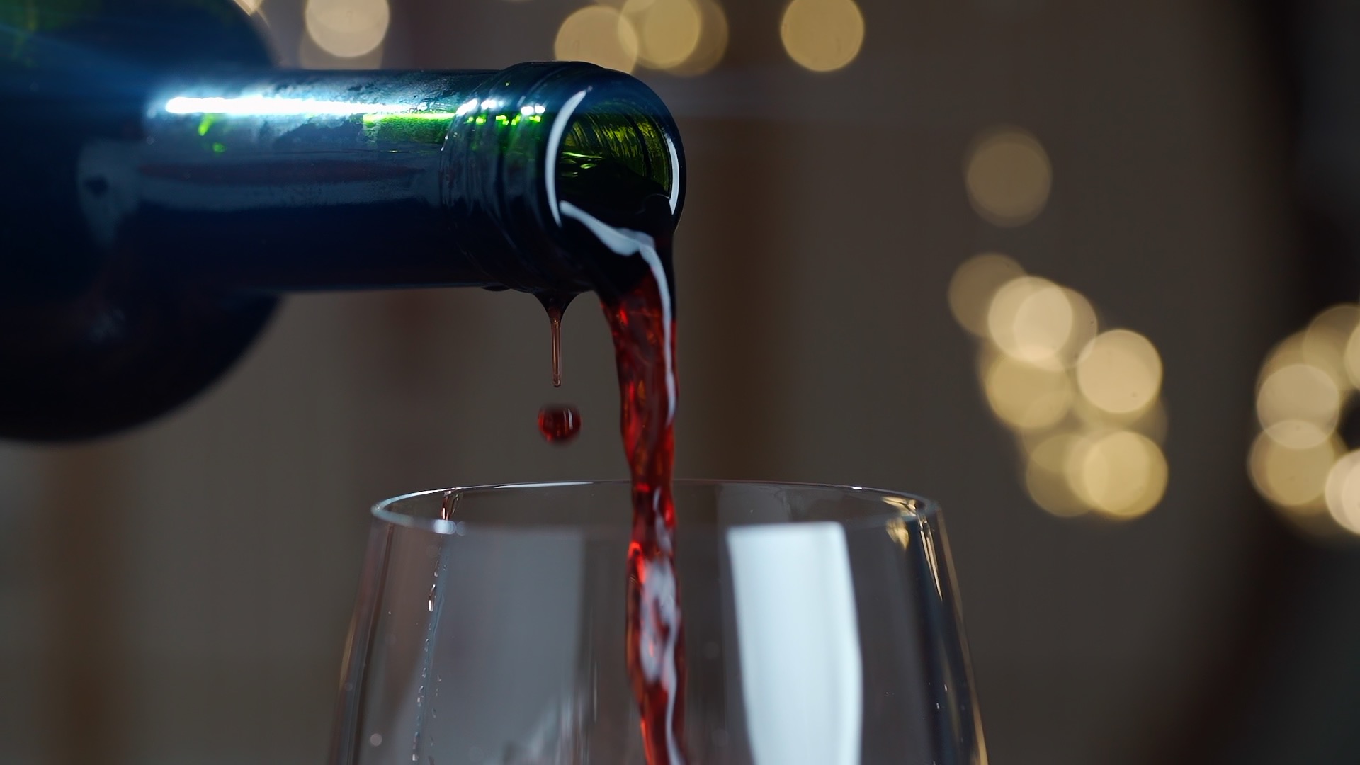 倒红酒葡萄酒倒入酒杯升格实拍视频1080广告宣传视频的预览图