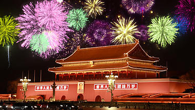 天安门夜景庆祝国庆节彩色烟花绚丽绽放视频的预览图