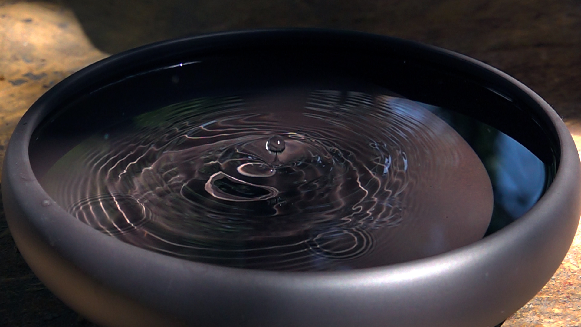 1080P升格拍摄水滴落入水中视频的预览图