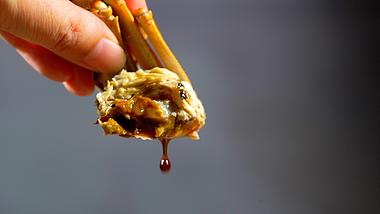 大闸蟹蘸醋滴醋升格视频1080视频的预览图