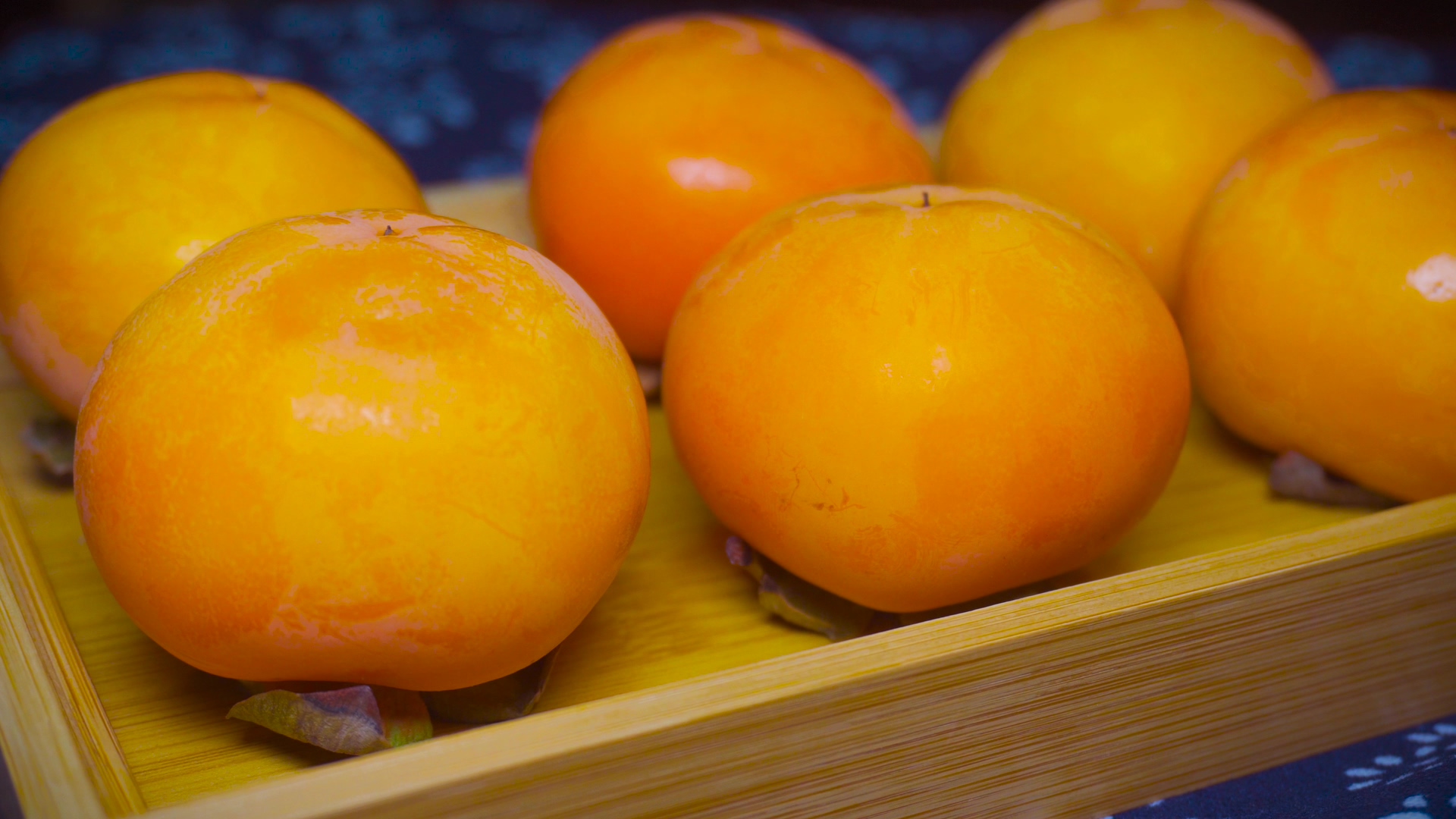 4K实拍熟透了的柿子秋天水果视频的预览图
