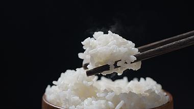 筷子夹起热气大米饭实拍视频1080视频的预览图