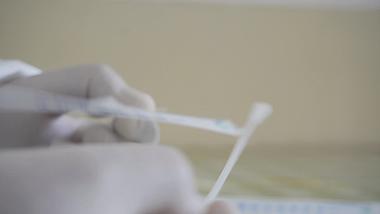 4K实拍疫情核酸检测咽拭子采样医护人员视频的预览图