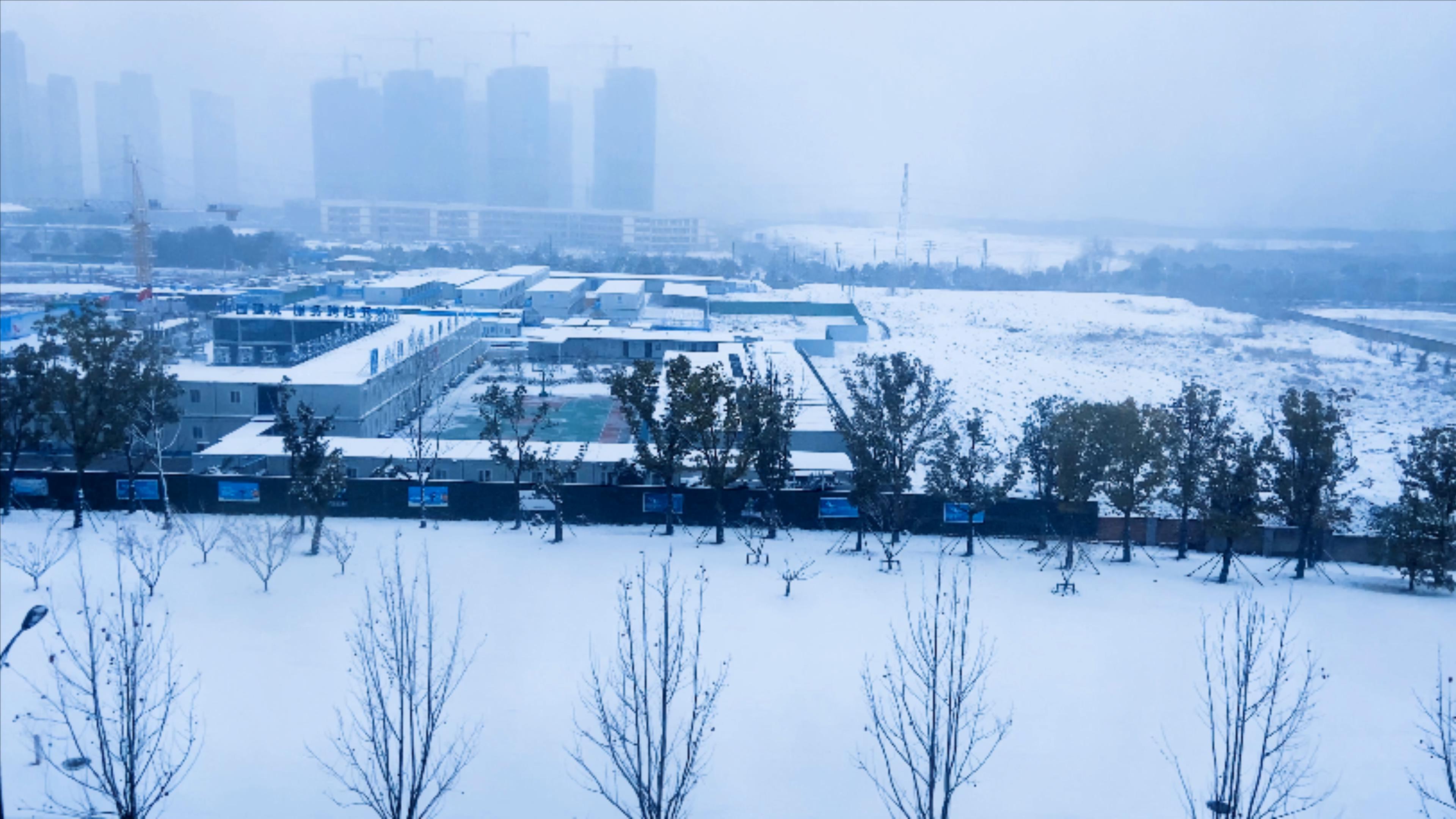 4K实拍冬天雪景下雪天火车窗外的雪景视频的预览图