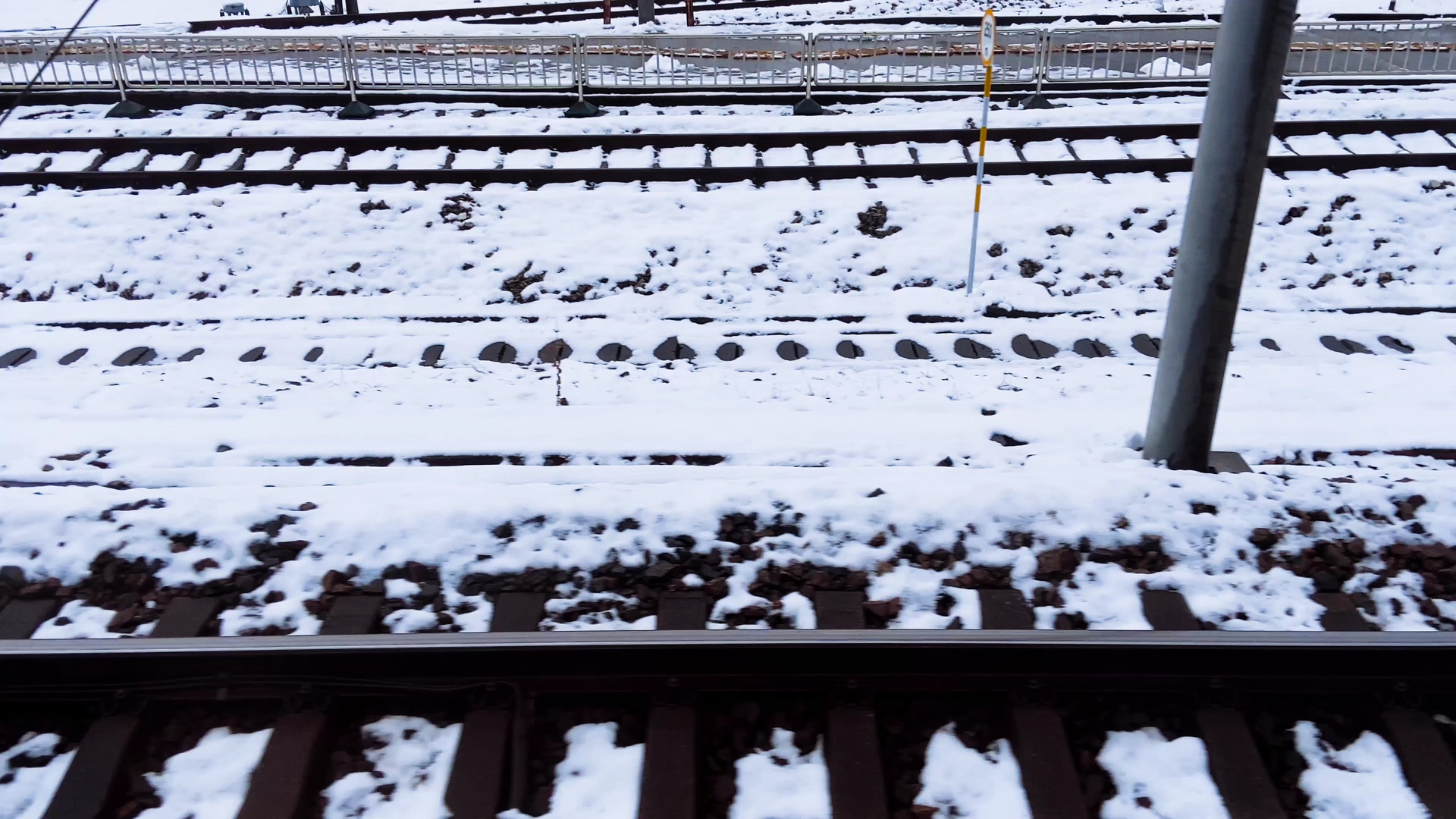 4K实拍冬天火车里拍摄火车道铁轨上的积雪雪景视频的预览图
