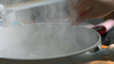 过年包饺子煮饺子热闹年味氛围视频1080视频的预览图