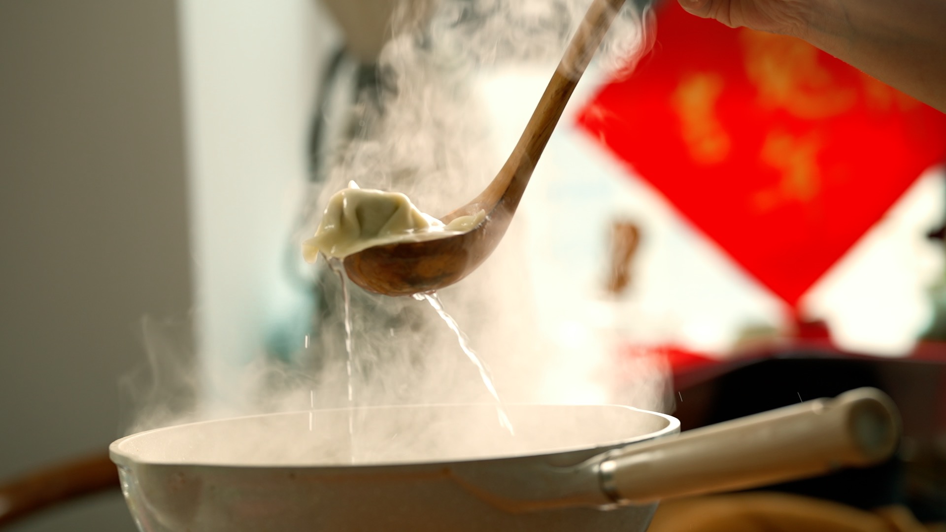 过年除夕包饺子煮饺子年味实拍视频1080视频的预览图