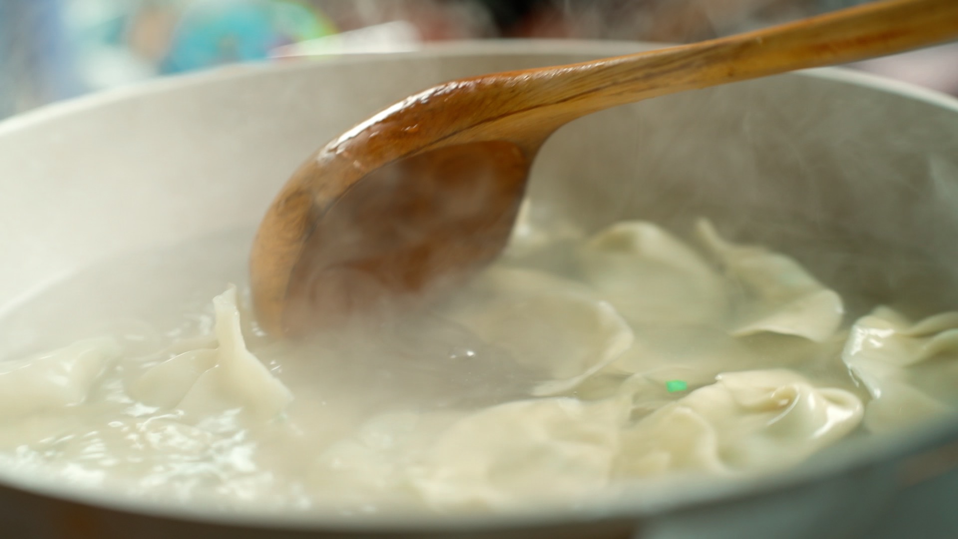 煮饺子过里沸腾的水饺餐饮美食视频1080视频的预览图