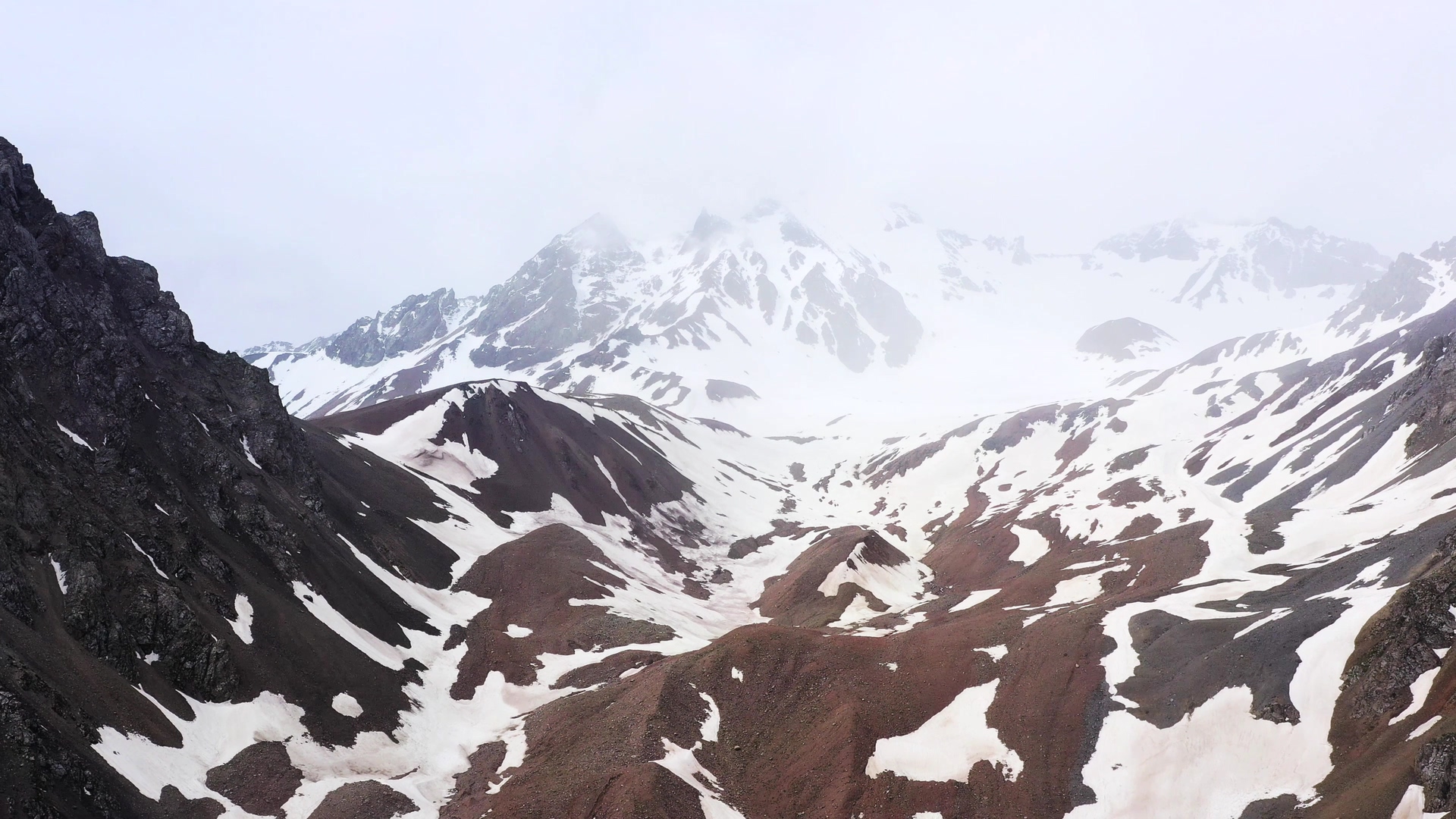 4K航拍雪山雪景冬天自然风景大雪视频的预览图