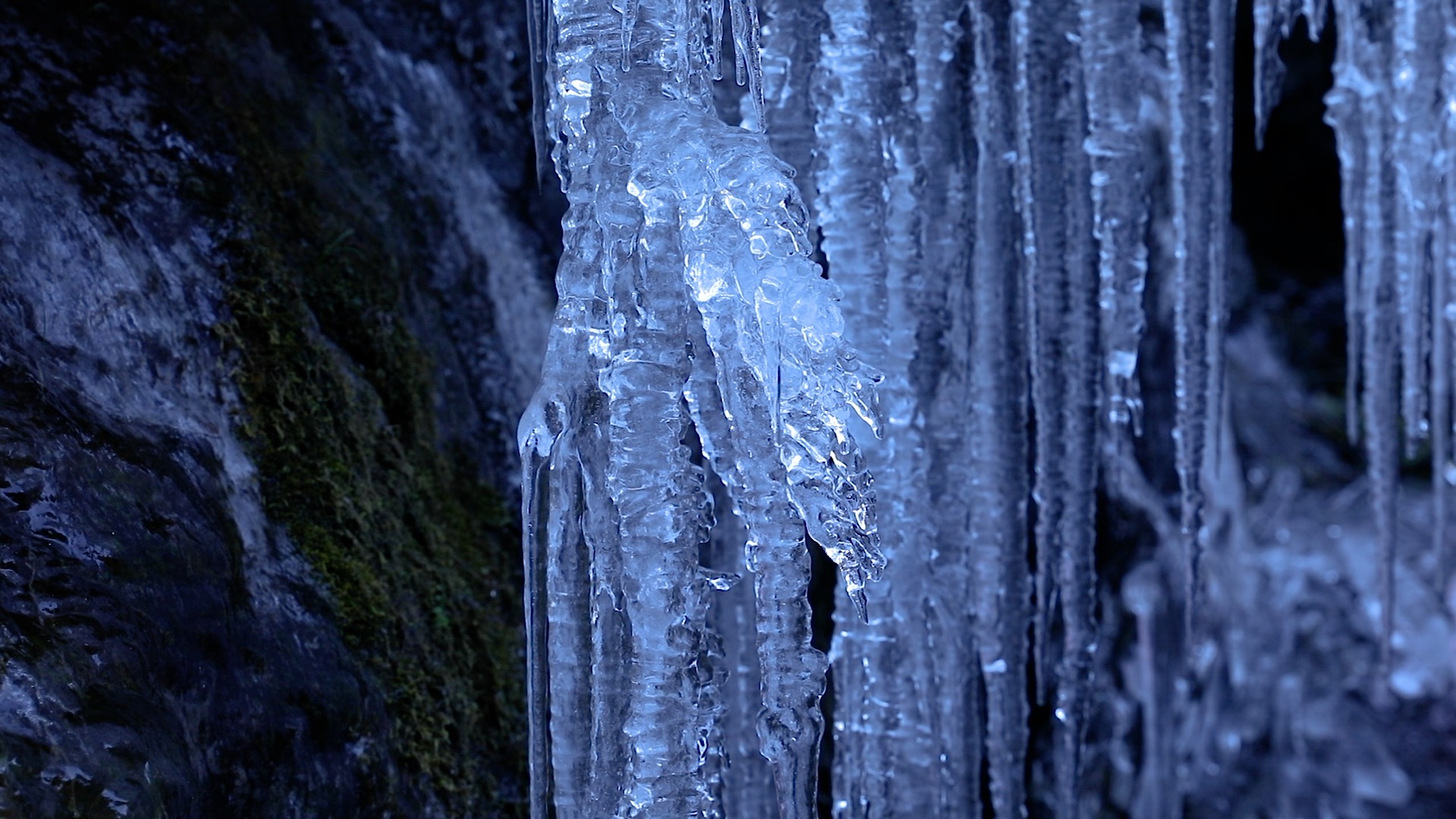 冬天风景岩洞里冰凌冰挂实拍视频1080视频的预览图
