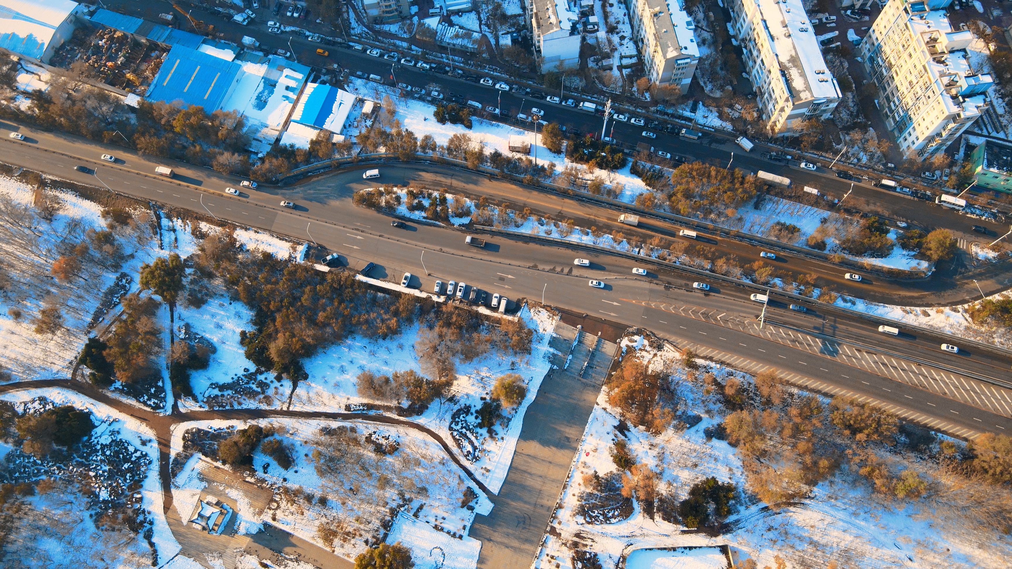 4K唯美航拍冬季沈阳城市街道雪景视频的预览图