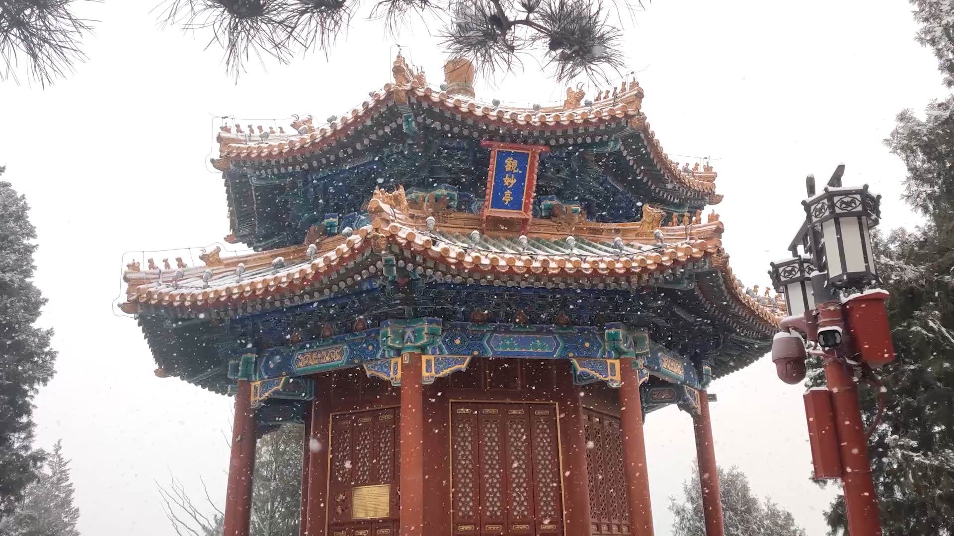 4K实拍震撼北京雪天景山公园稀疏冷清视频的预览图