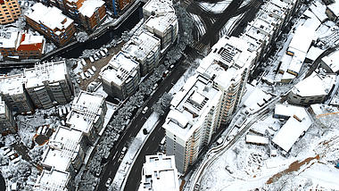 4K航拍震撼城市雪景街道视频的预览图
