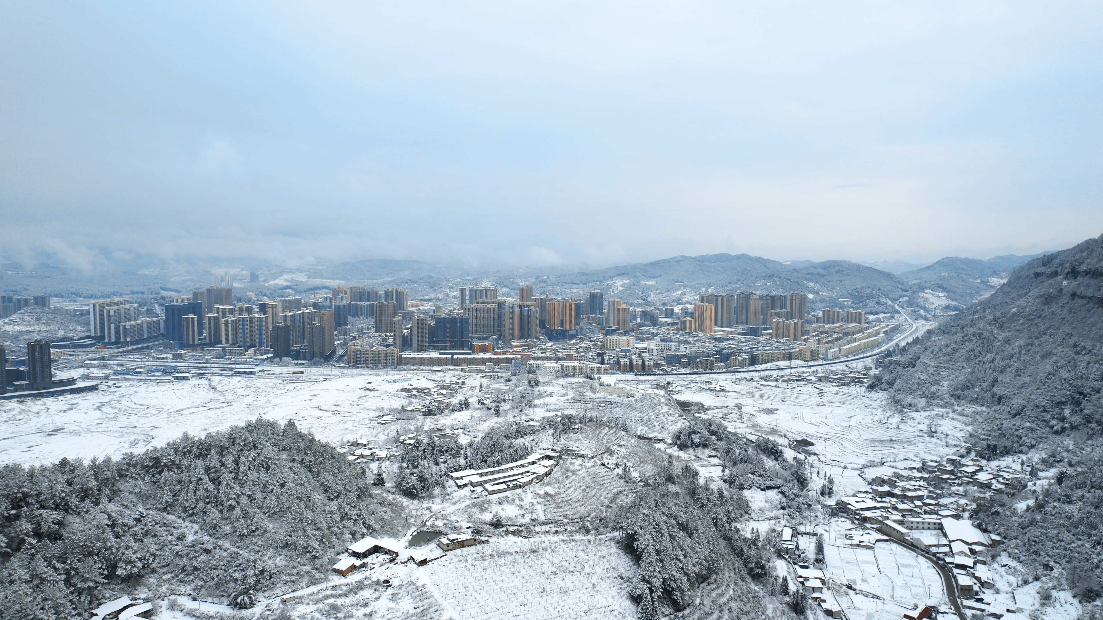 4K航拍大气贵阳城市全景满天雪景视频的预览图