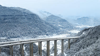 4K航拍云贵高原桥梁大雪景色视频的预览图