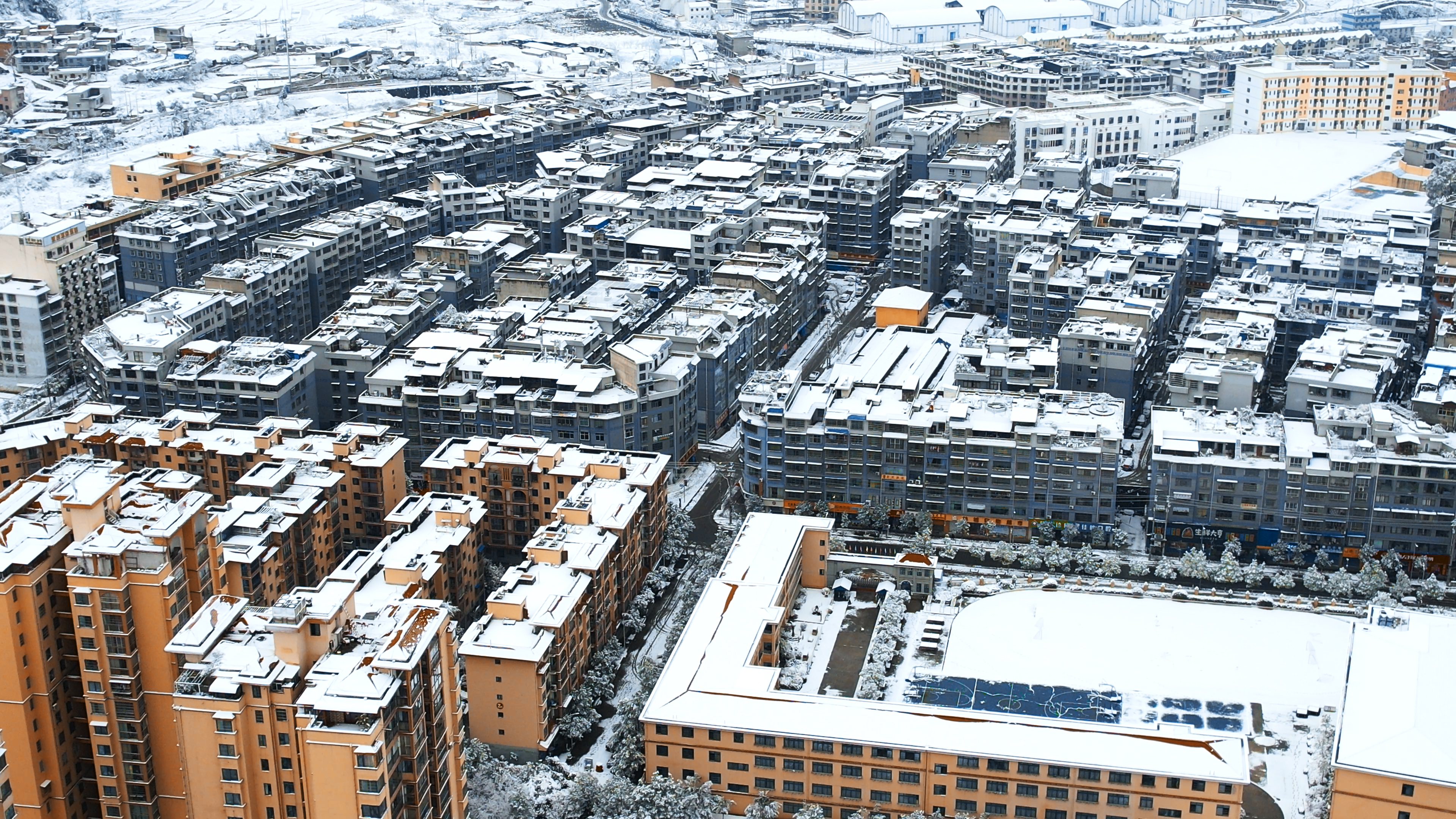 4K航拍唯美下雪过后城市小区街道雪景视频的预览图