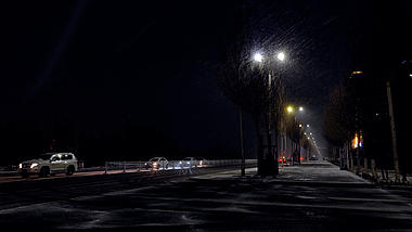 4k大雪飞舞中孤单冷清成排的路灯实拍视频的预览图