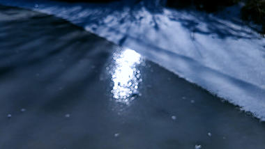 4k太阳逆光照射下冰雪上的光斑实拍视频视频的预览图