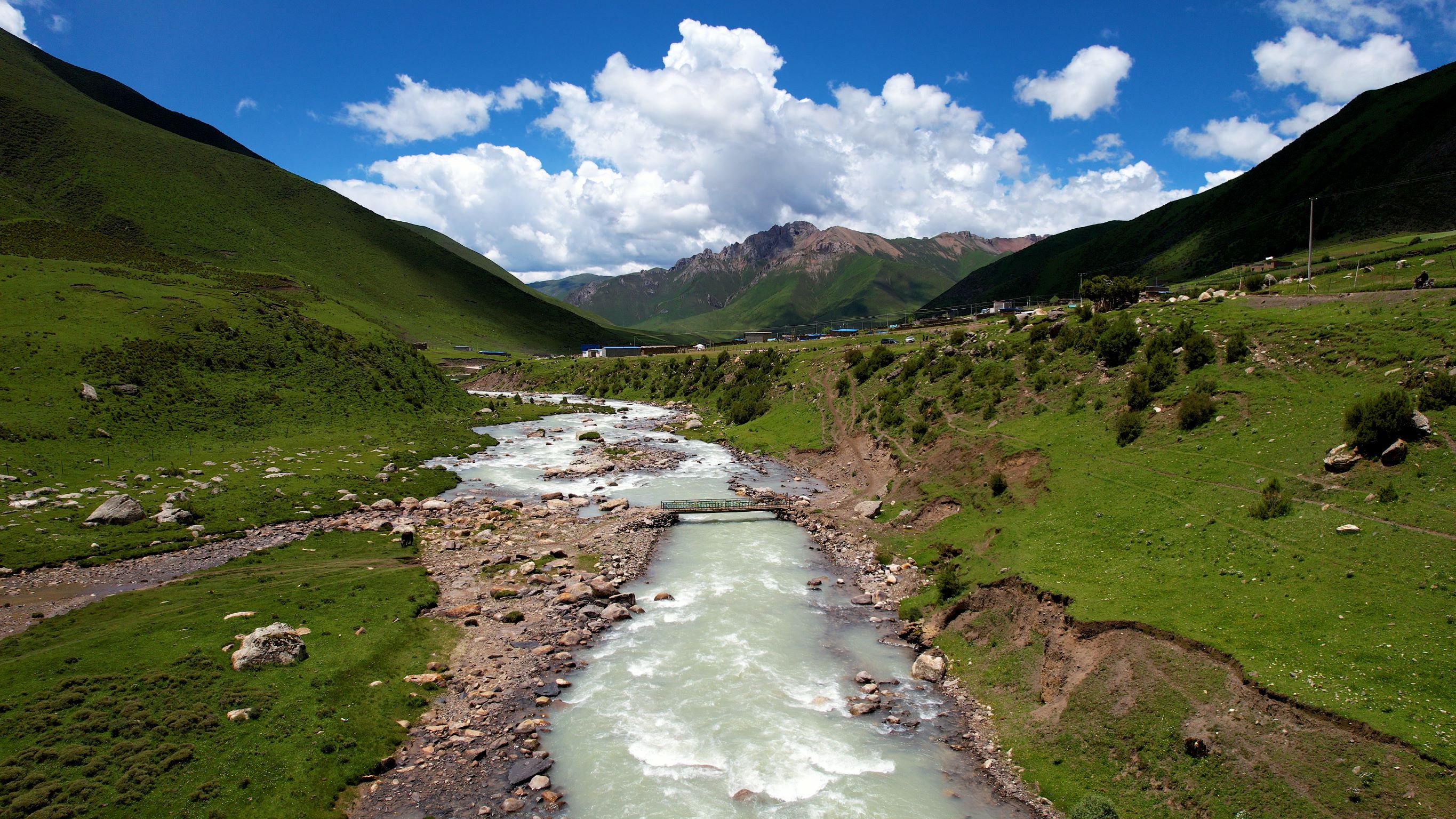西藏自然风景草原村庄河流放牧航拍4k视频的预览图
